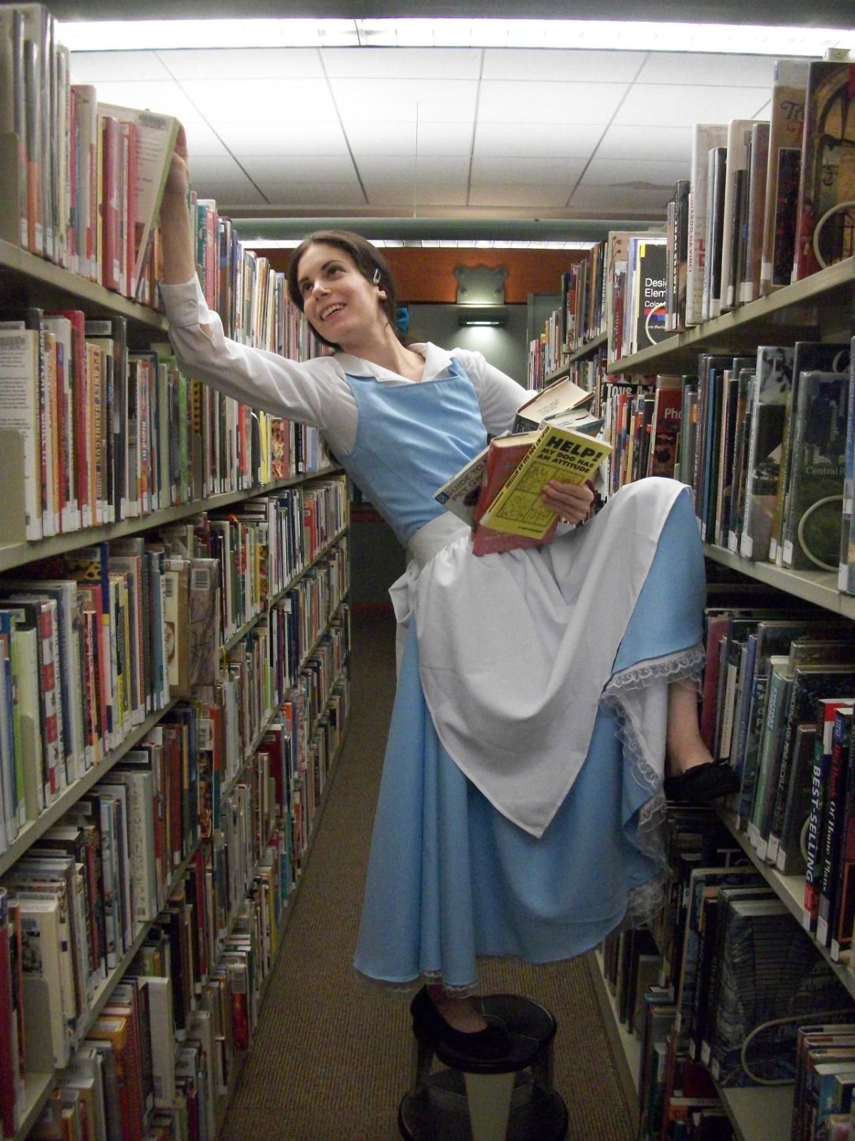 Скучает в библиотеке