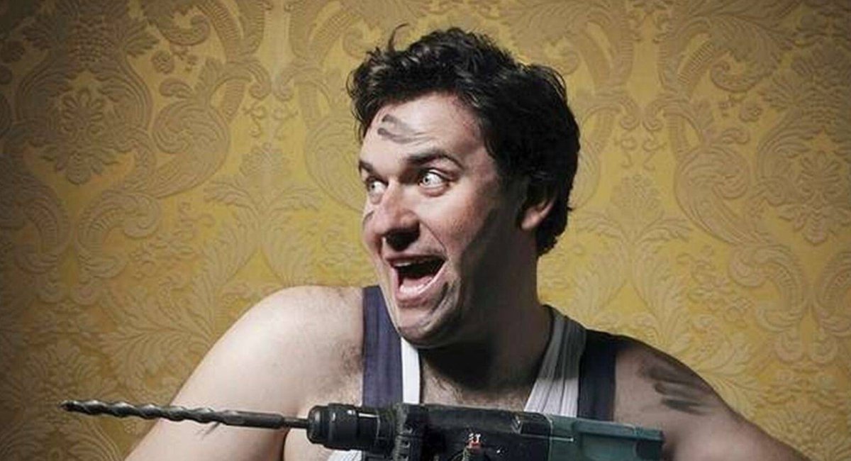 Мужчина с дрелью