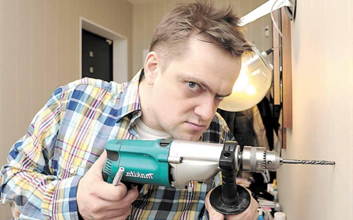 Человек с дрелью