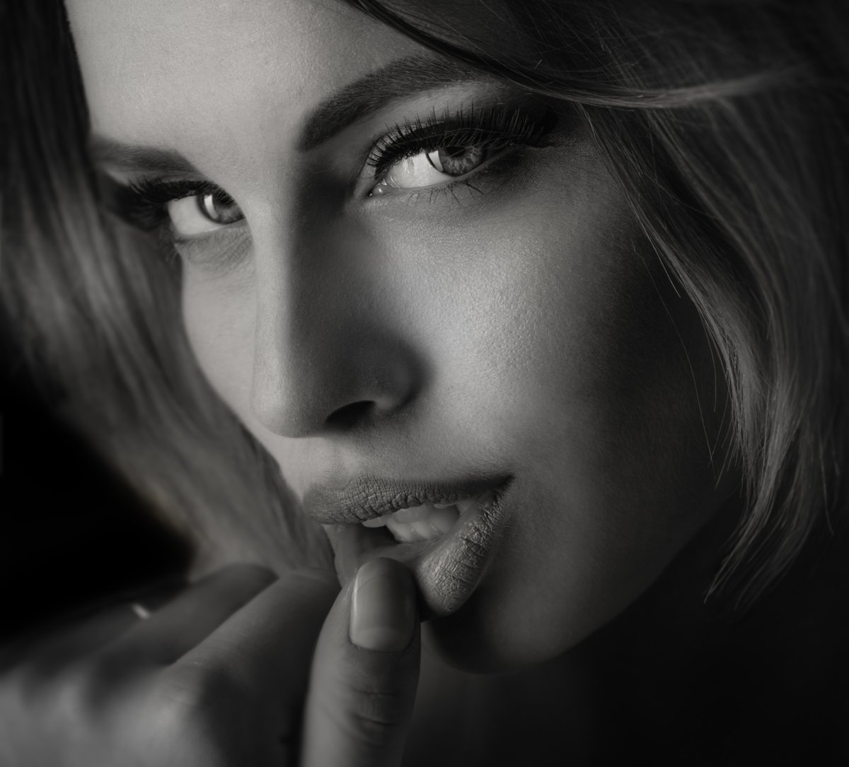 Загадочный взгляд девушки