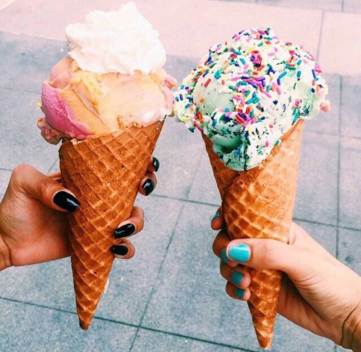 Мороженое в руке