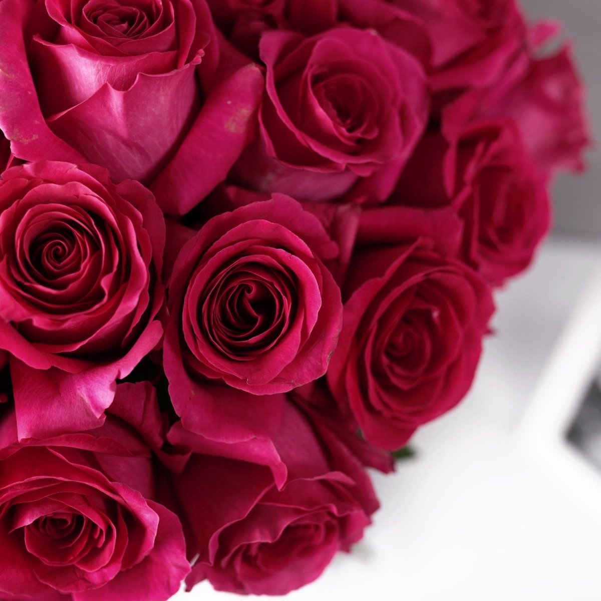 Малиновые розы букет