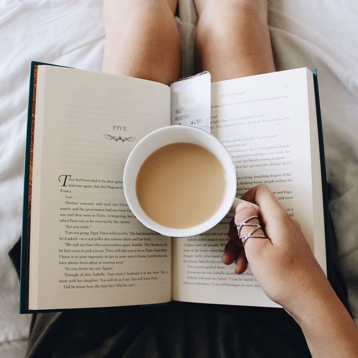 Кружка кофе и книга