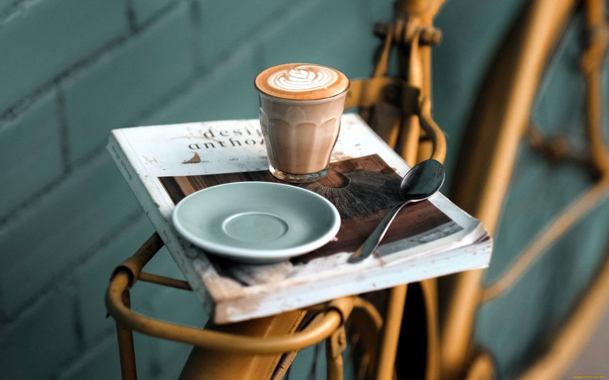 Кофейный стаканчик на столе