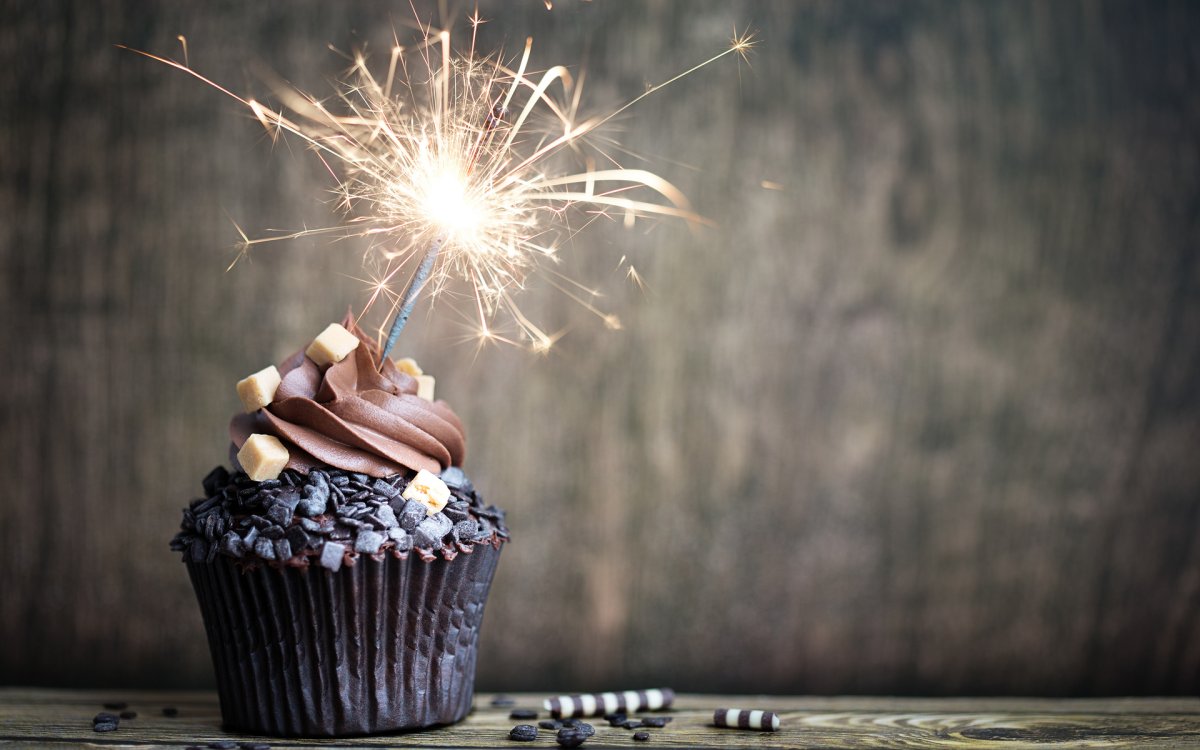 Пирожное со свечкой