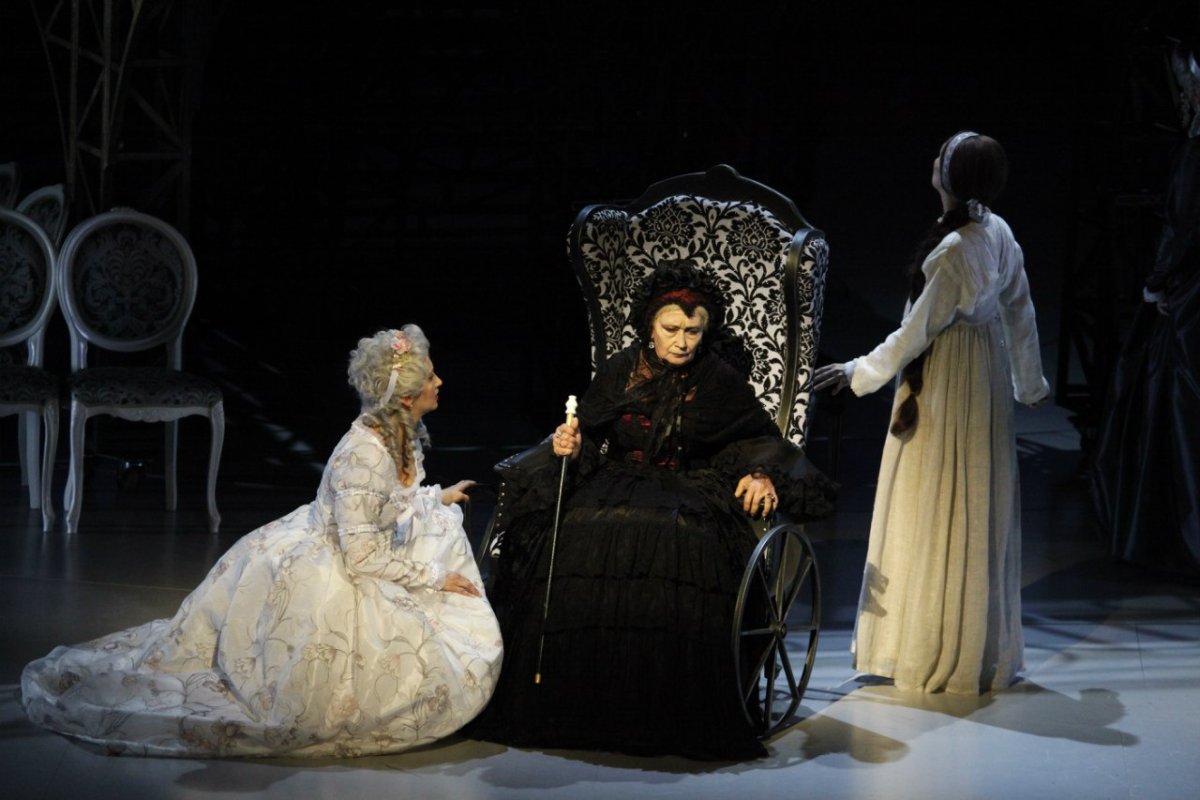 Сцена театра чб