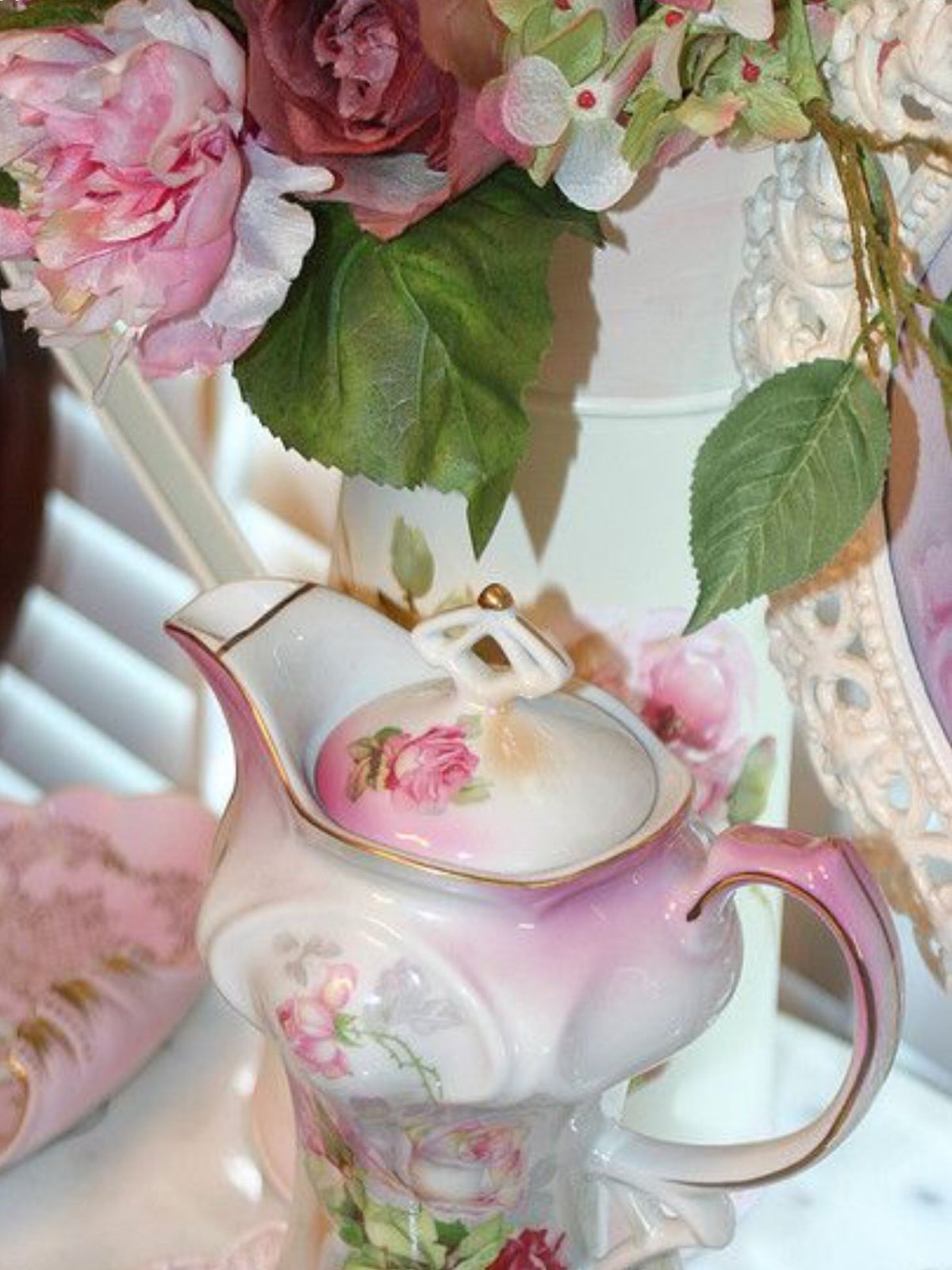 Нежные цветы в чашке