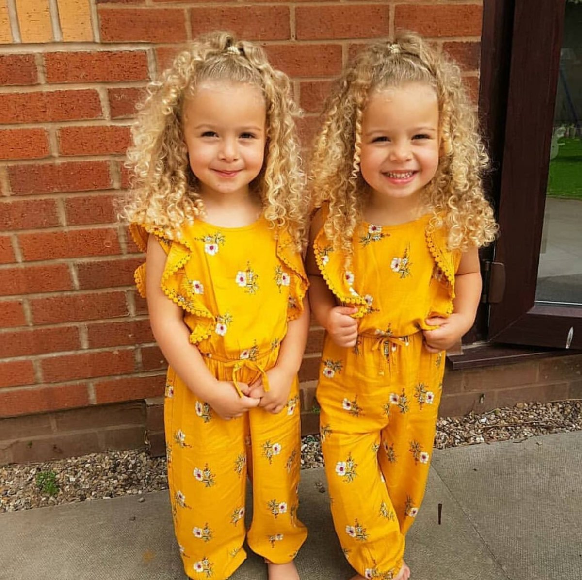 Двойняшки девочки