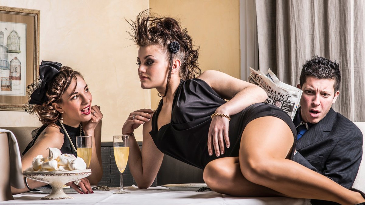 Мужчина и две женщины