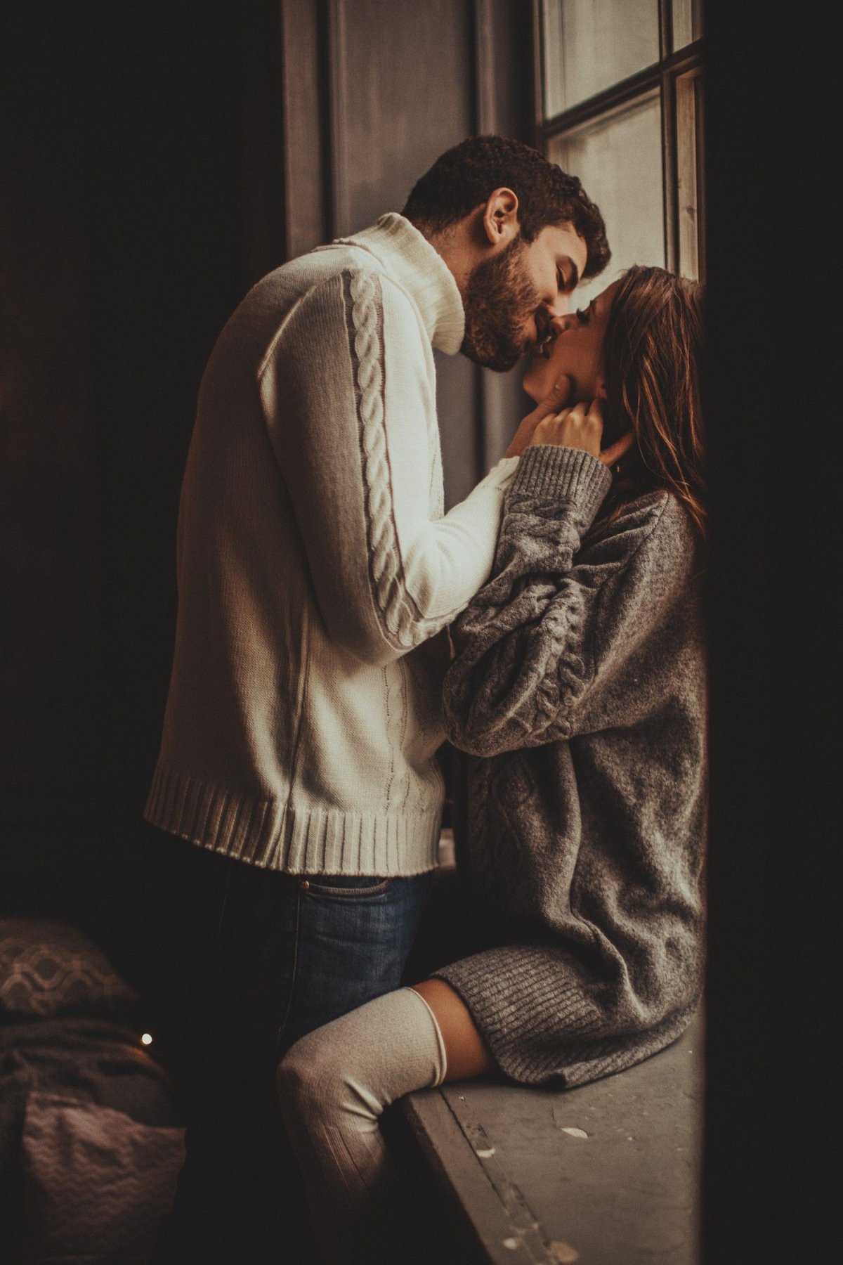 Мужчина обнимает женщину без лица