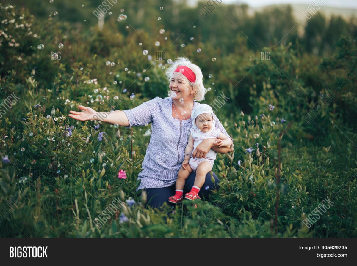 Внук с бабушкой на природе