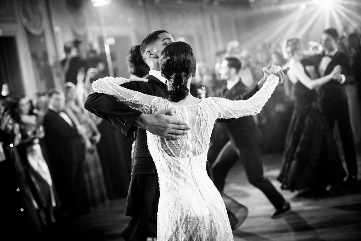 Парень и девушка танцуют