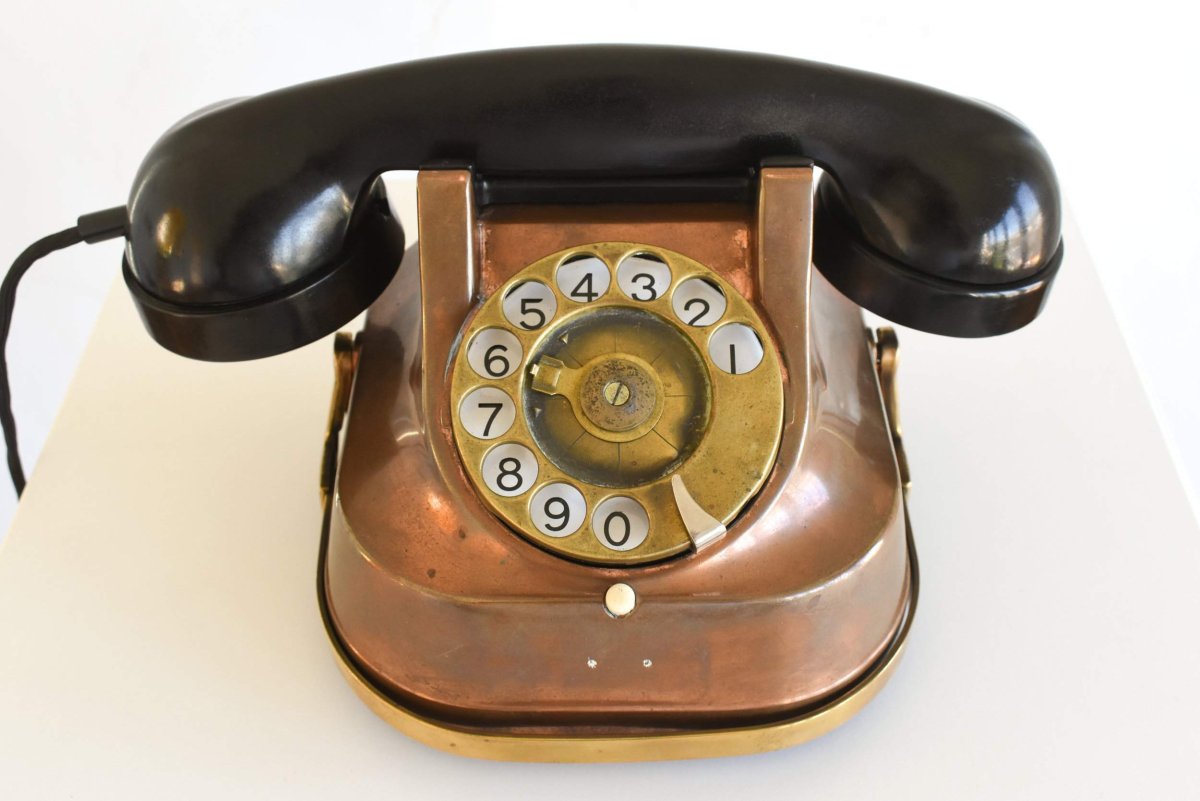 Древний телефон