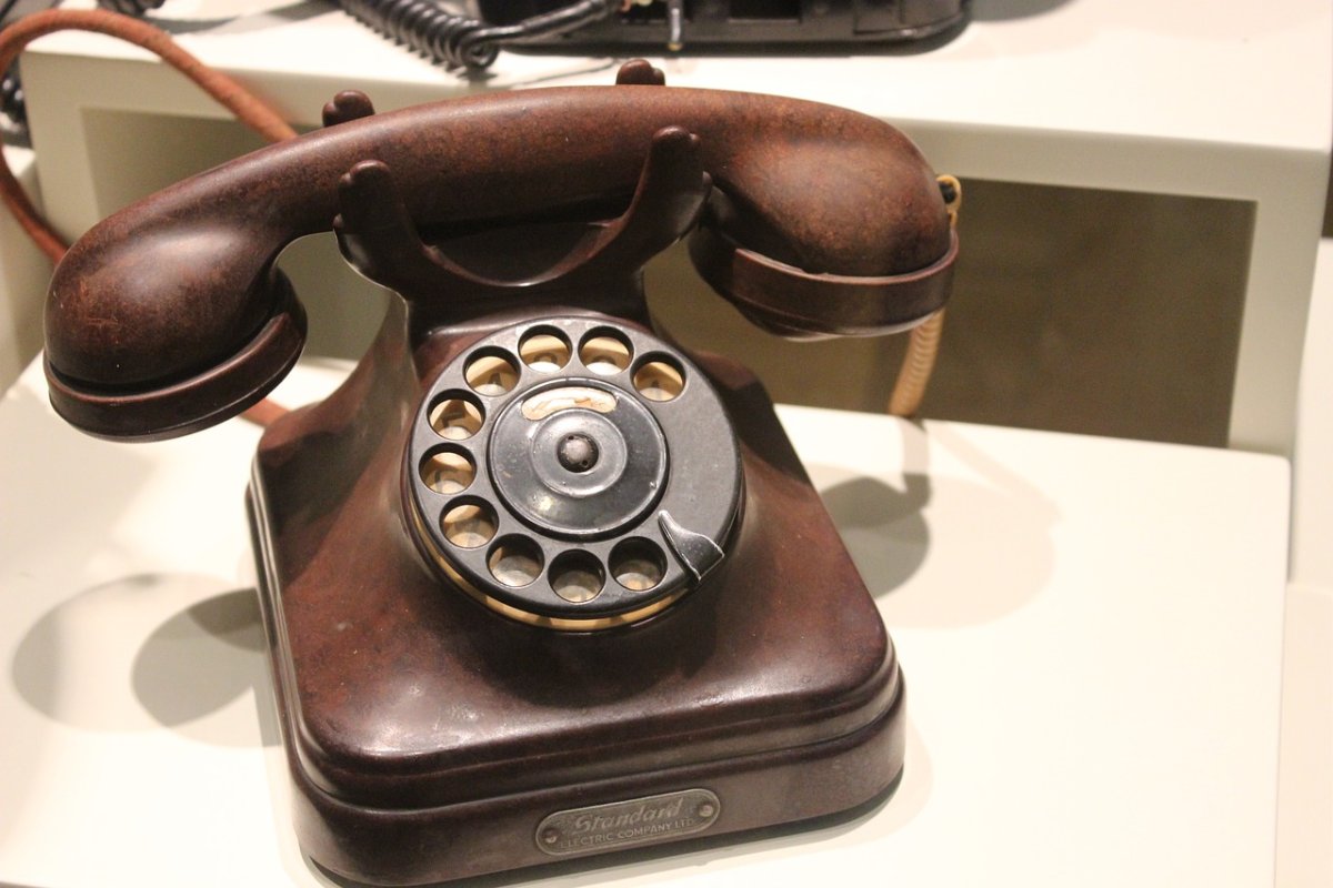 Старинный телефон