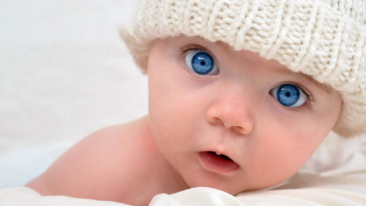 Младенец улыбается