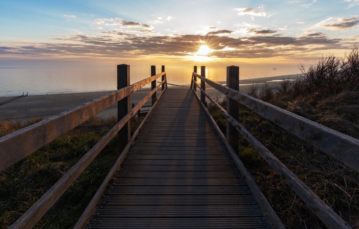 Мост уходящий в море