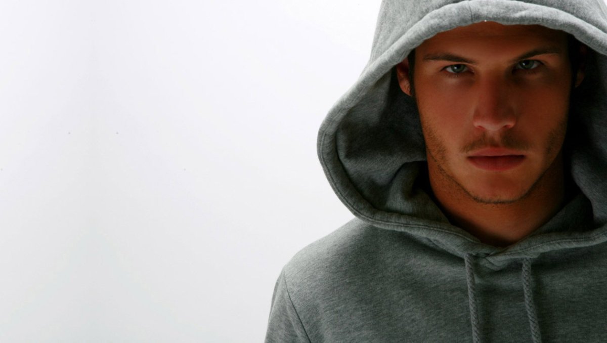 Человек в капюшоне спиной