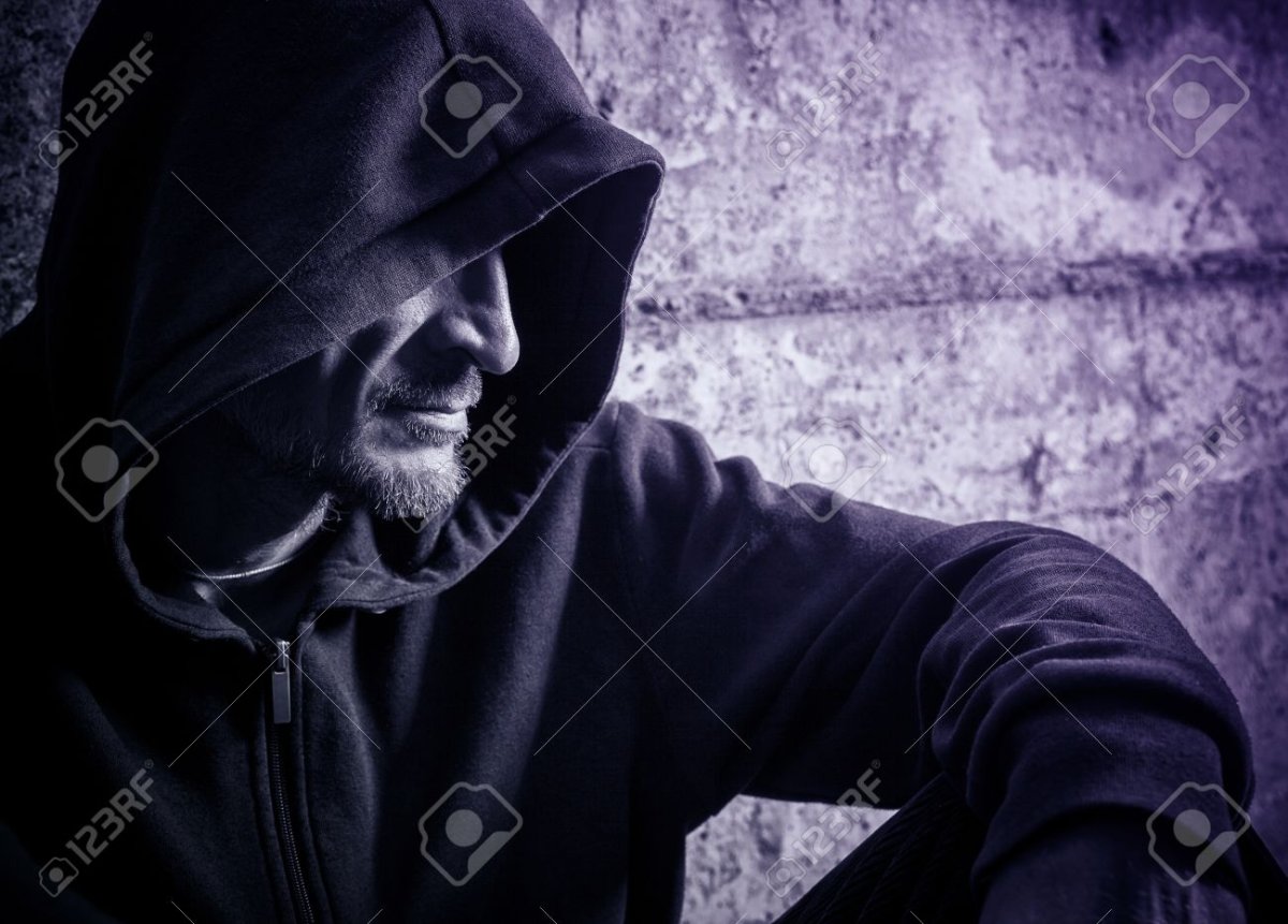 В капюшоне с бородой