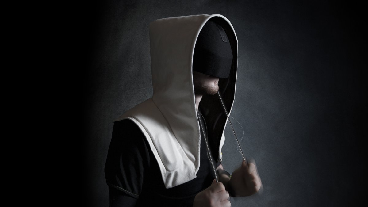 Парень в капюшоне без лица