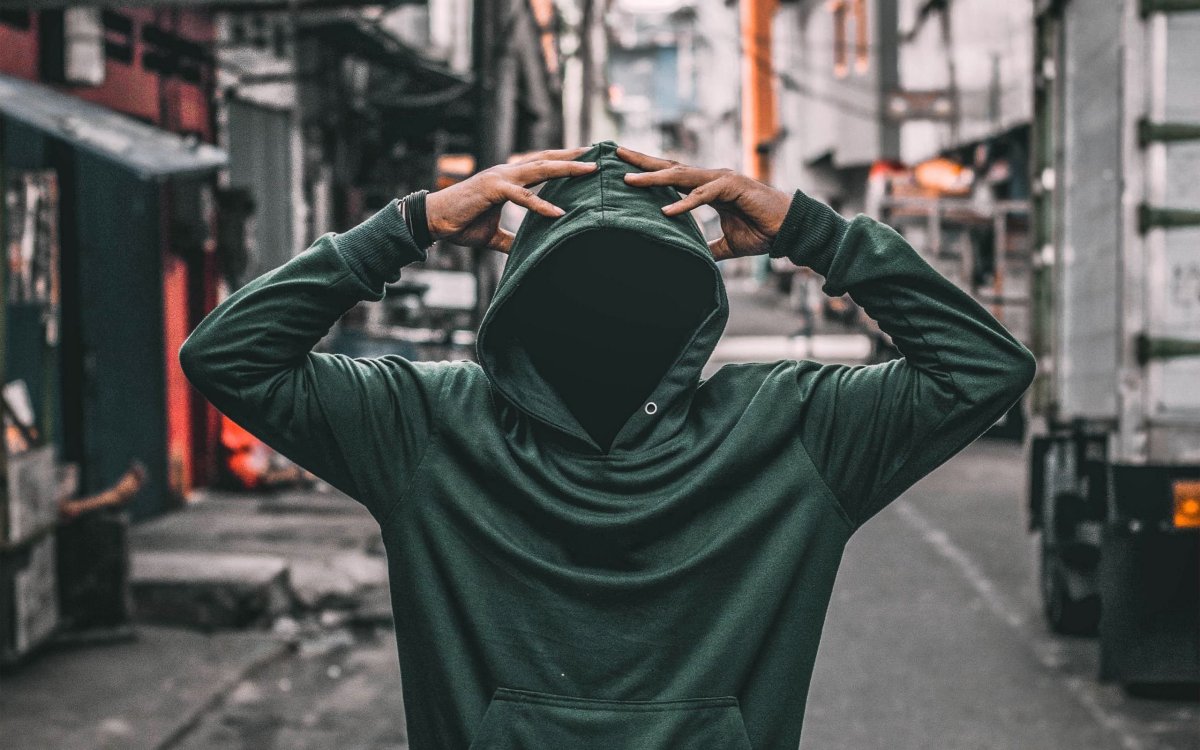 Мужчина в плаще с капюшоном