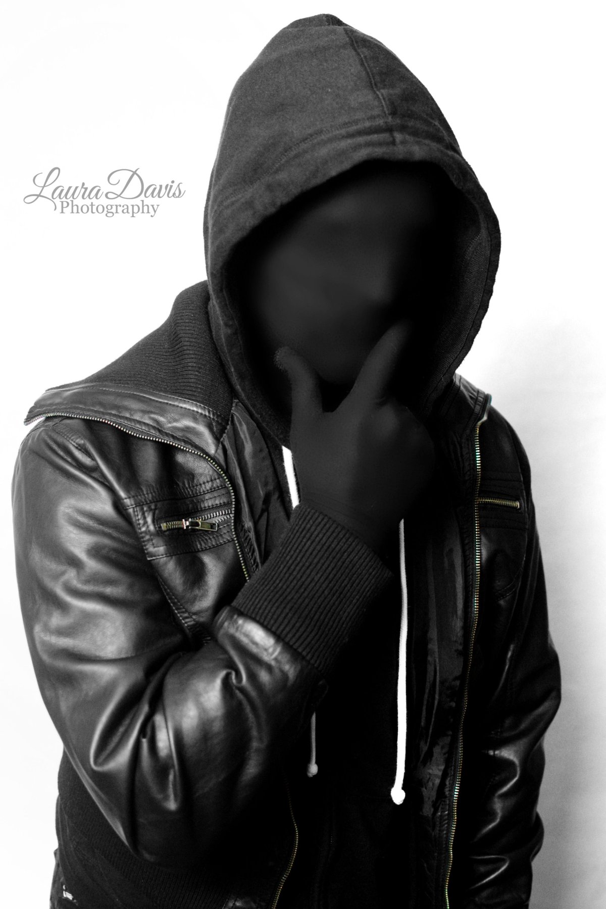 Человек в капюшоне без лица