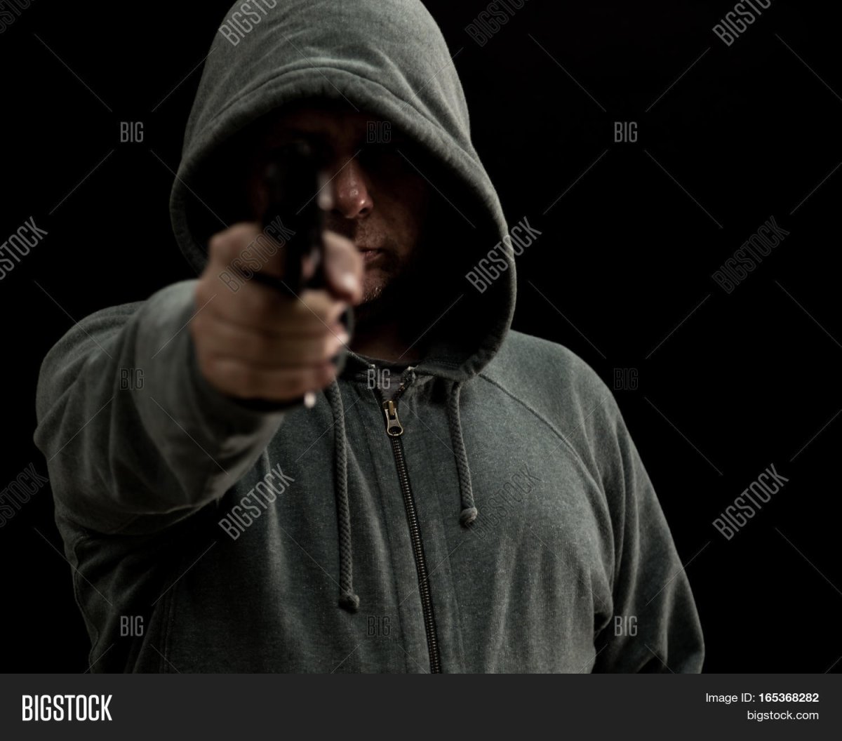 Человек в капюшоне с пистолетом