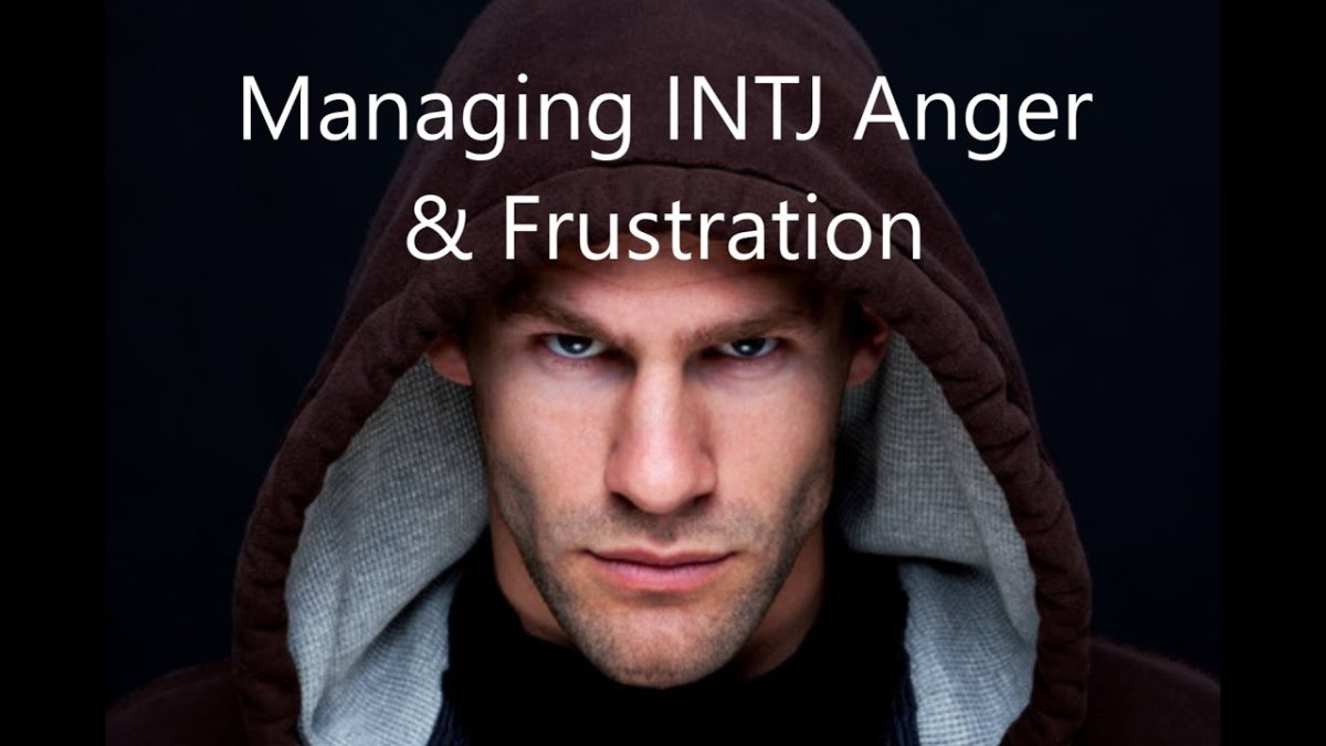 Мужчина в капюшоне с лицом