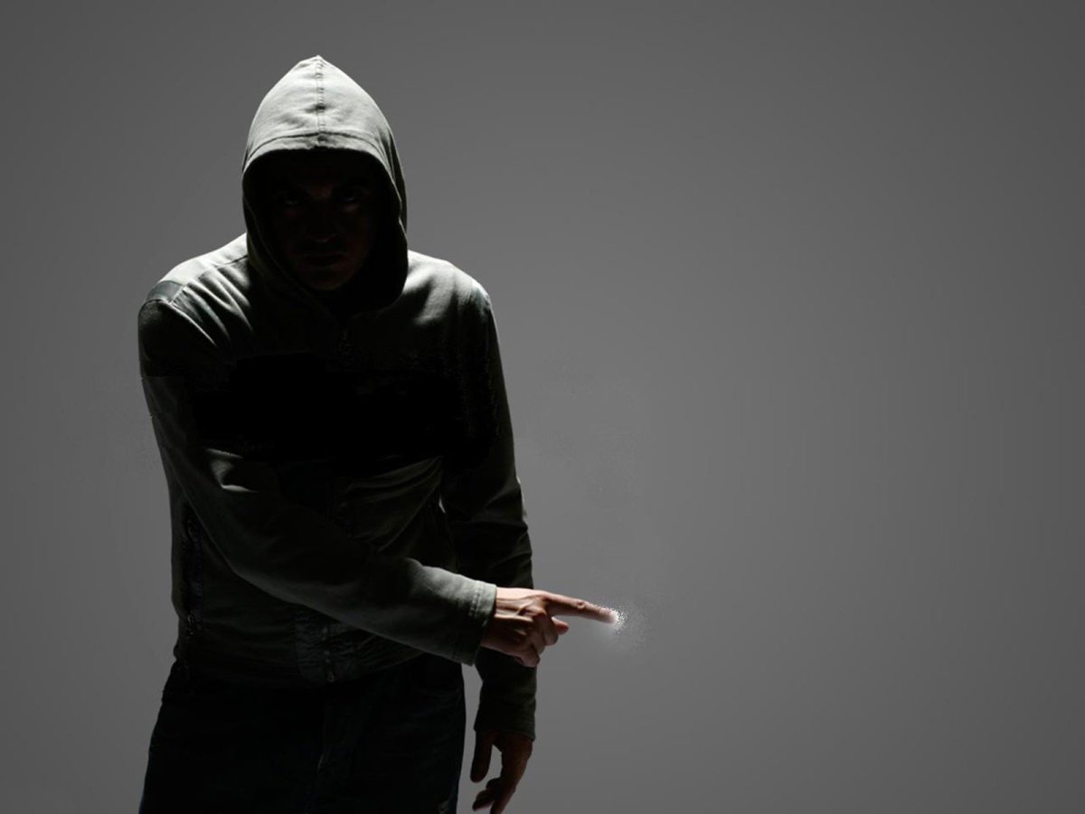 Мужчина в капюшоне