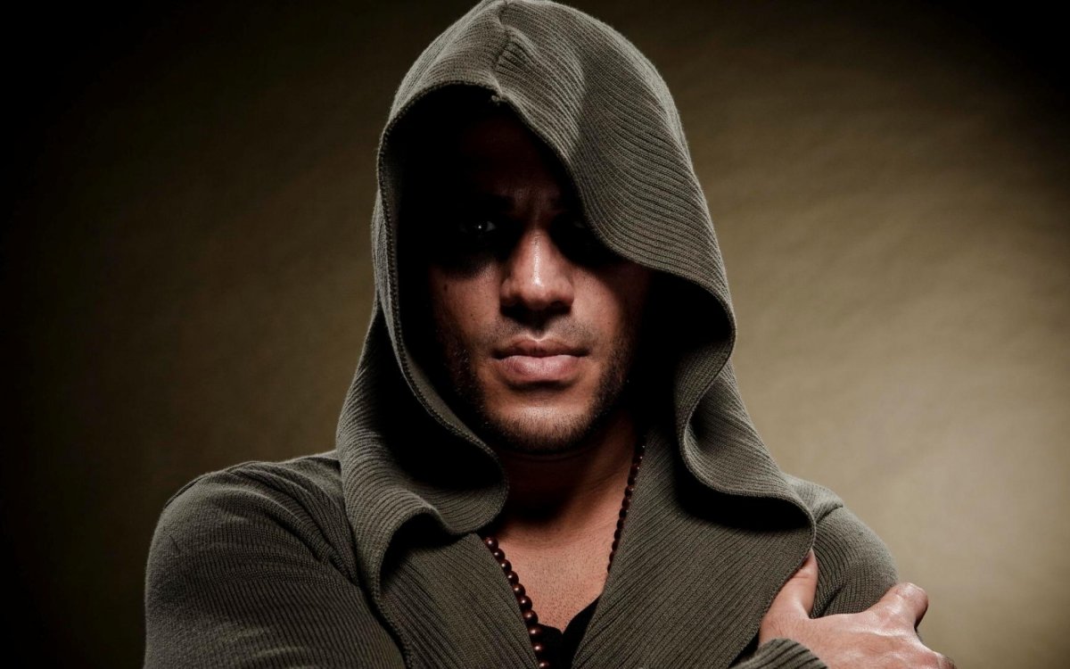 Мужчина в капюшоне