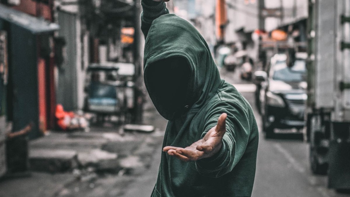 Парень в бейсболке и капюшоне