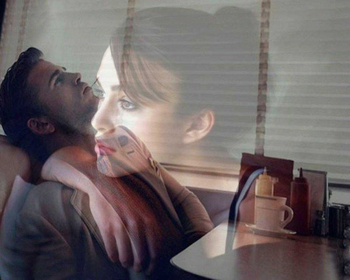 Мужчина скучает по женщине