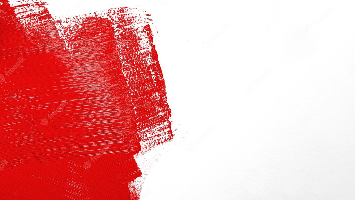 Кисть в руке и красная краска