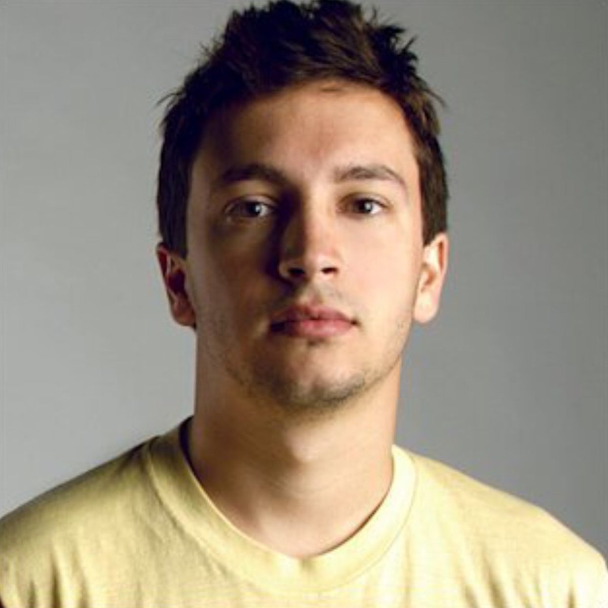 Тайлер пози Волчонок