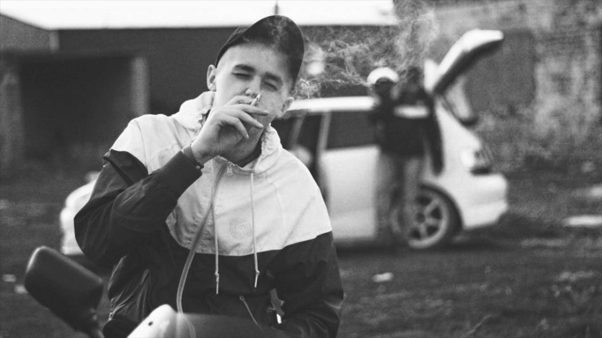 Парень с пистолетом без лица