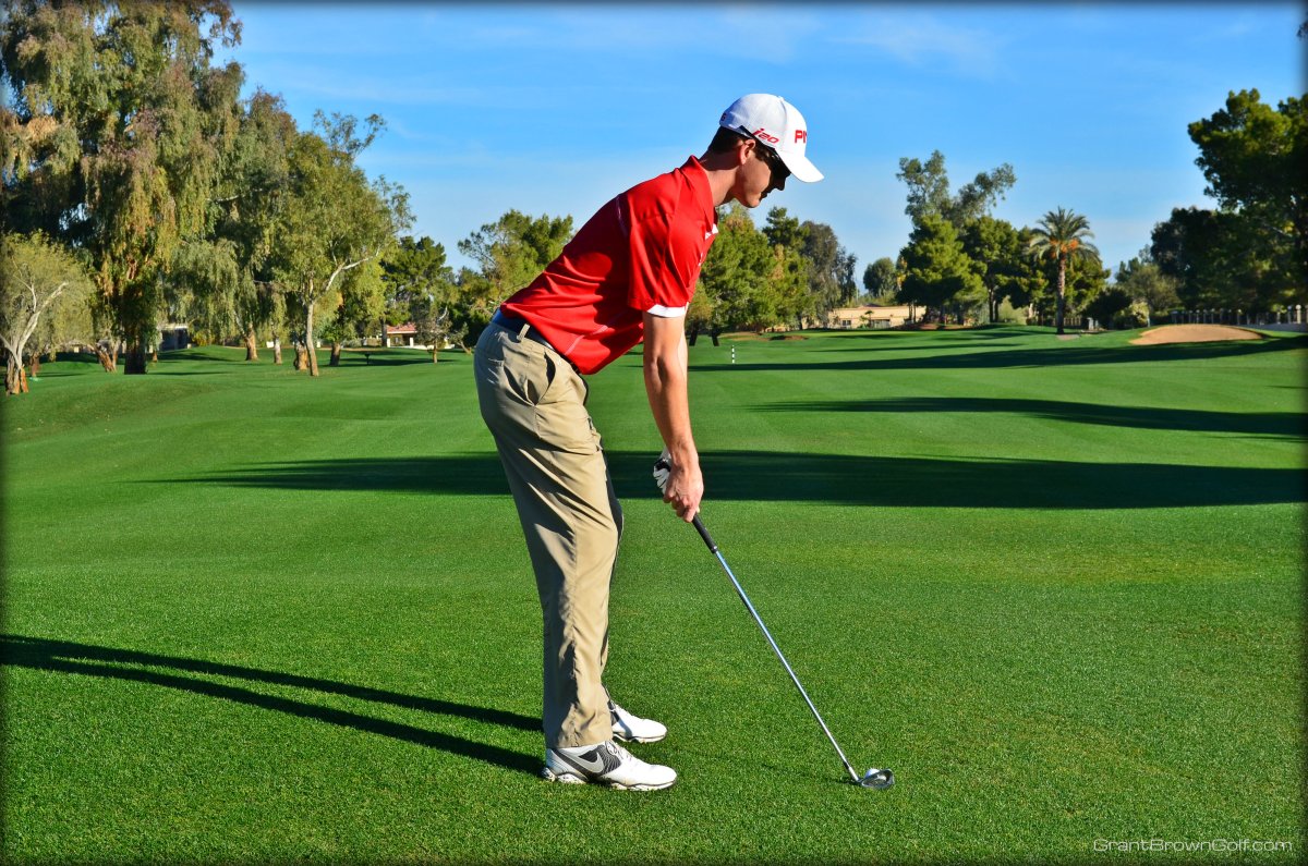 Люди играют в гольф