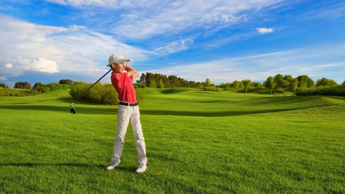 Блондинка на поле для гольфа