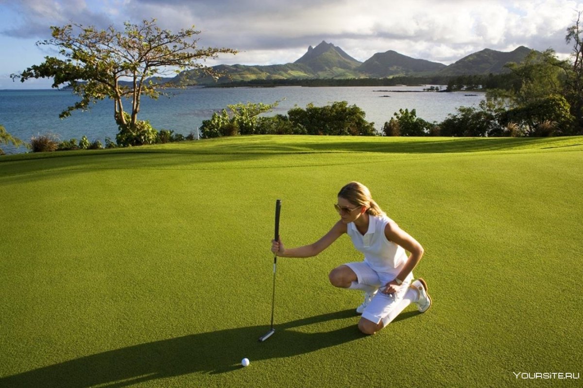 Девушка играет в гольф