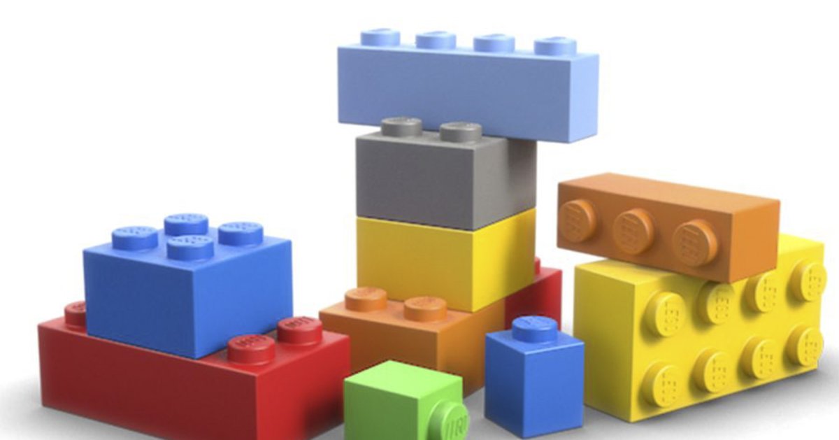 Кубики лего на белом фоне