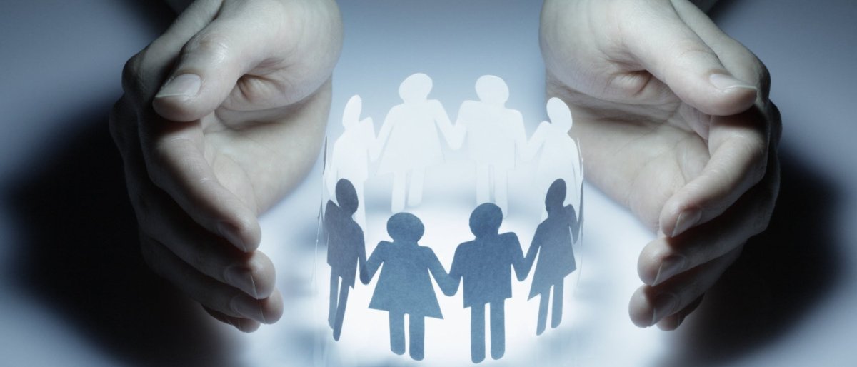 Человек поднимается в гору