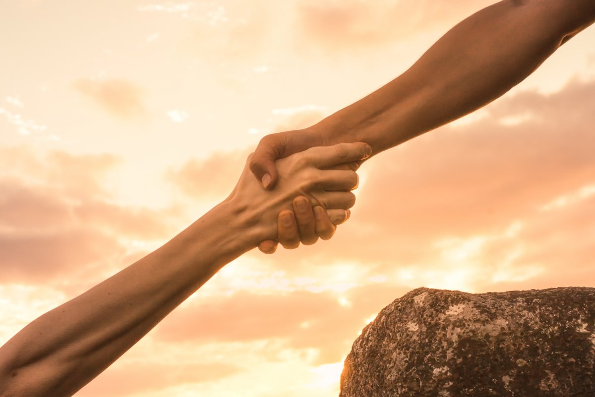 Подать руку помощи