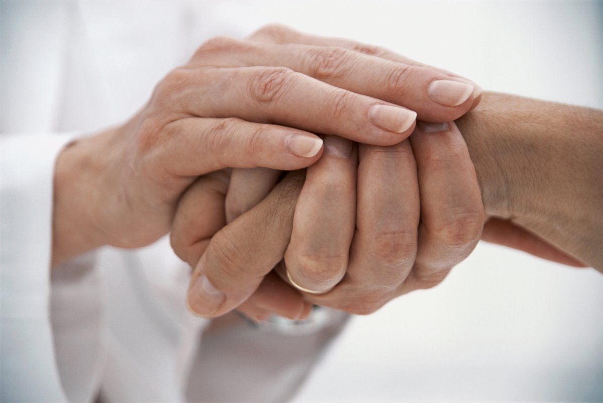 Человек помогает другому человеку