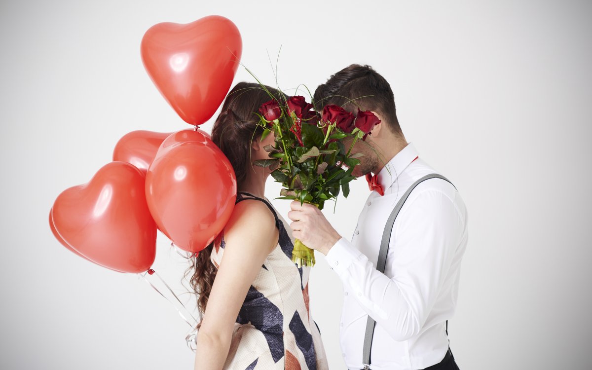 Парень и девушка на закате