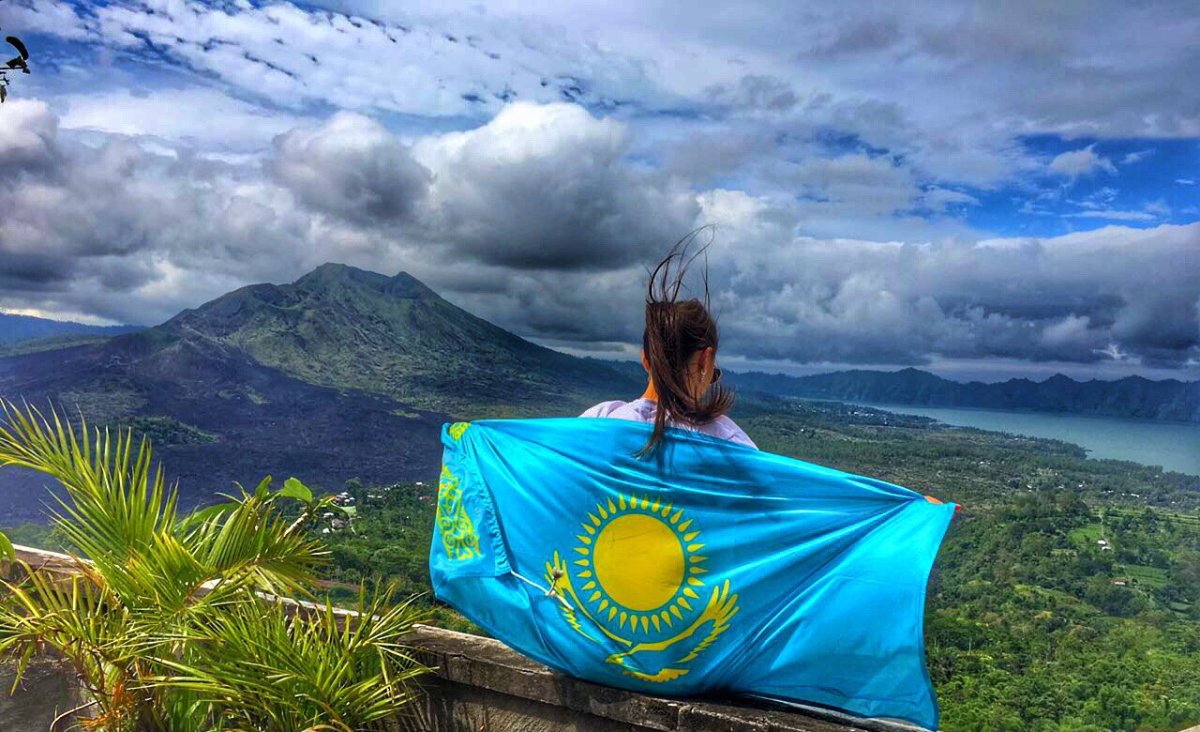 Парень на машине казахи