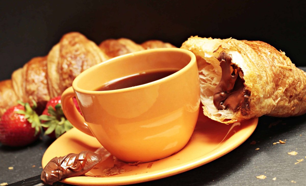 Чай с круассанами