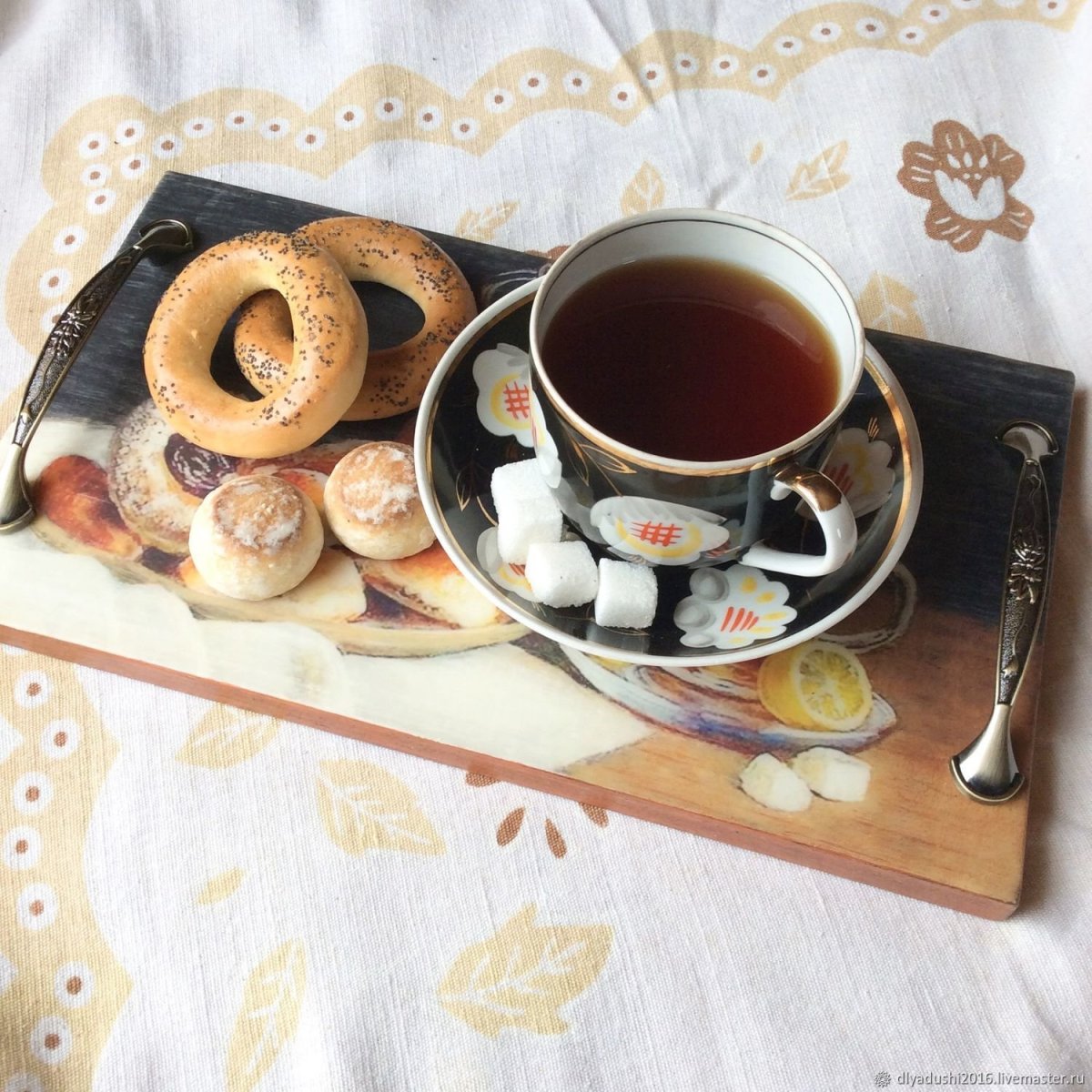 Поднос с чаем и сладостями