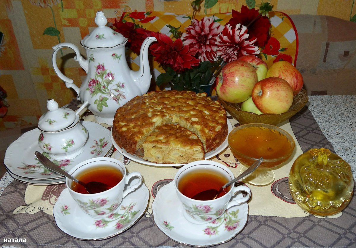 Чайный стол с пирогами