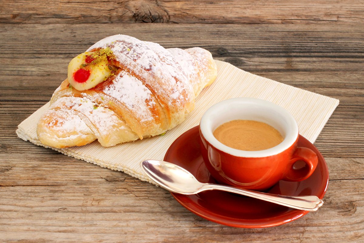 Завтрак с круассаном