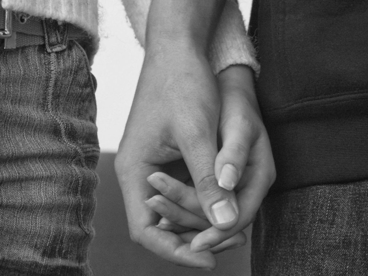 Держатся за руки