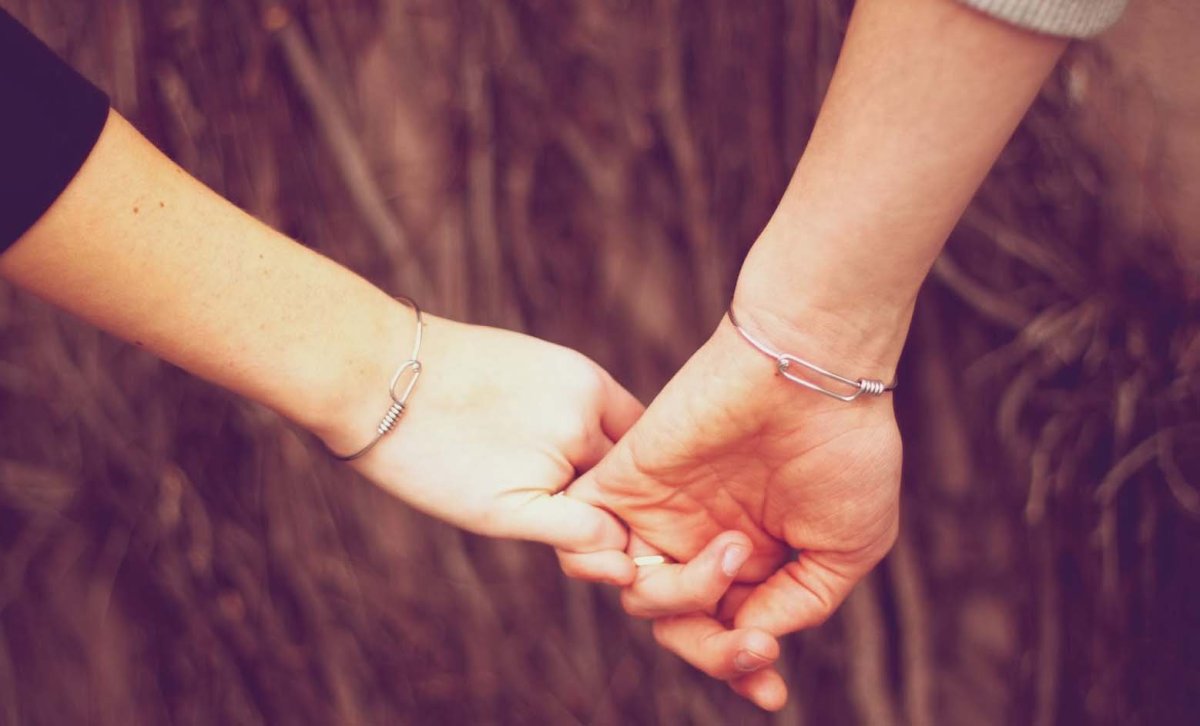 Две женские руки держатся