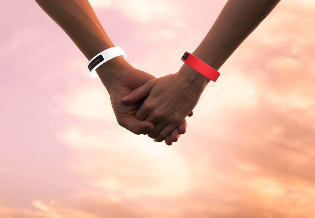 Переплетенные руки влюбленных